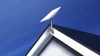 Antena retangular da Starlink é liberada pela Anatel para uso no Brasil