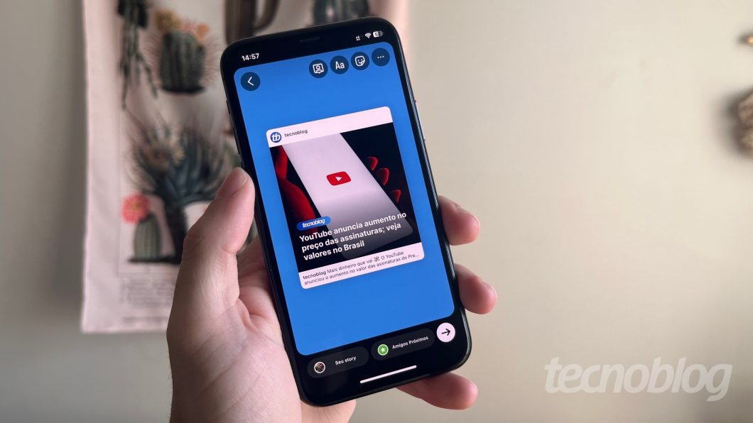 Imagem de celular com o fundo do Story azul