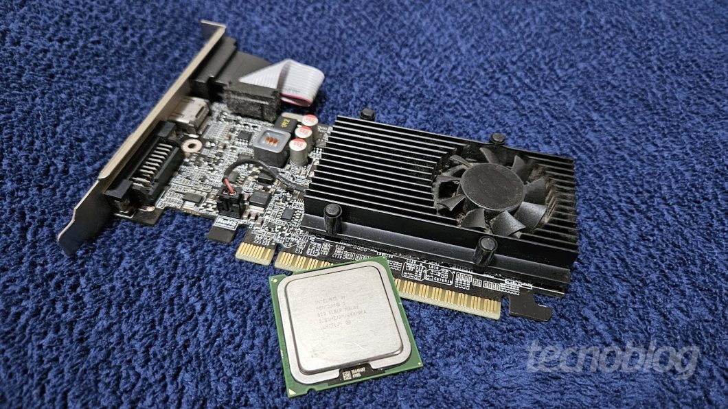 Uma placa de vídeo com GPU (acima) e um processador central (CPU) fabricado pela Intel (Imagem: Everton Favretto/Tecnoblog)