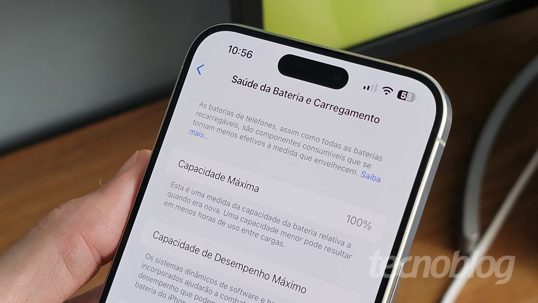 iPhone visto de perto na tela de Saúde de Bateria e Carregamento