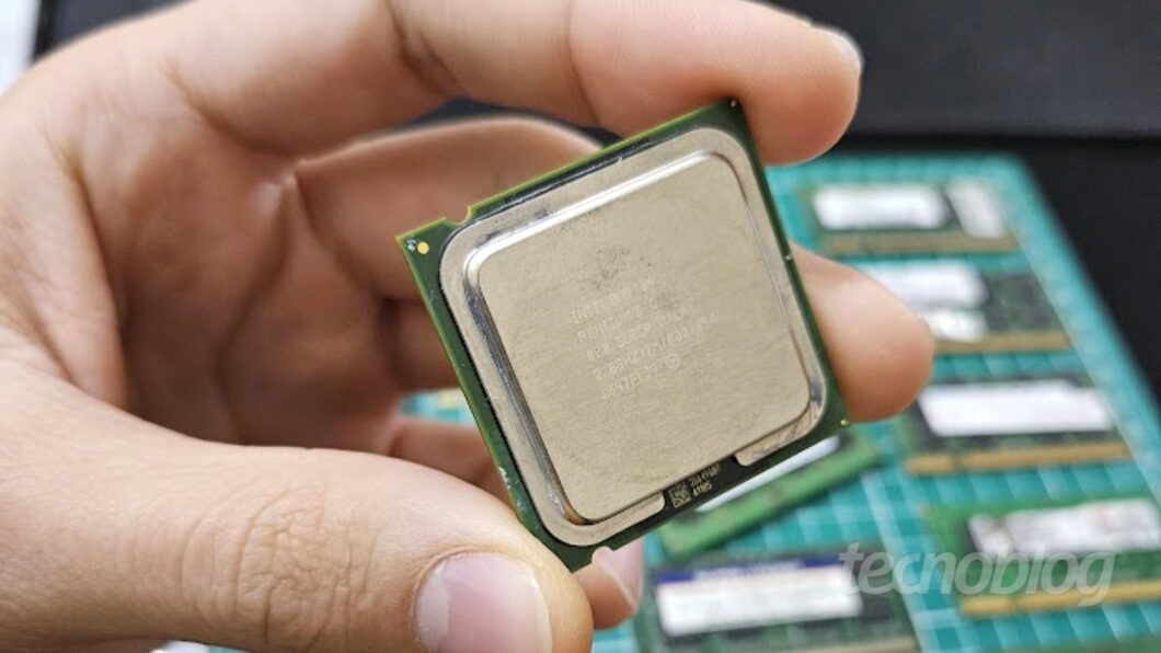 Intel Pentium D, um processador dual-core com arquitetura CISC x86 (Imagem: Everton Favretto/Tecnoblog)