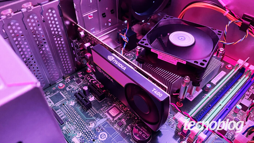 Placa de vídeo com GPU Nvidia instalada em um desktop (Imagem: Emerson Alecrim/Tecnoblog)