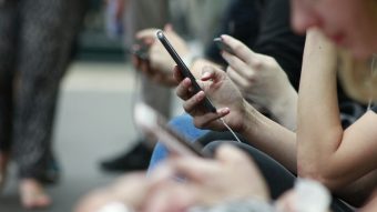 Chefe da saúde pública dos EUA pede “selo de advertência” em redes sociais