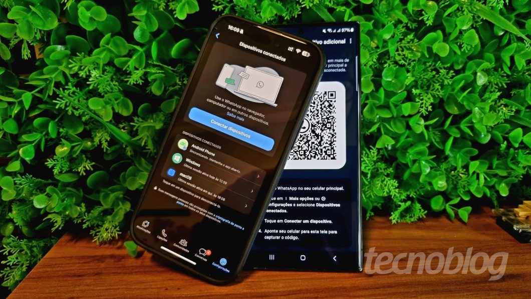 Dois celulares com WhatsApp no modo de conexão de dispositivos