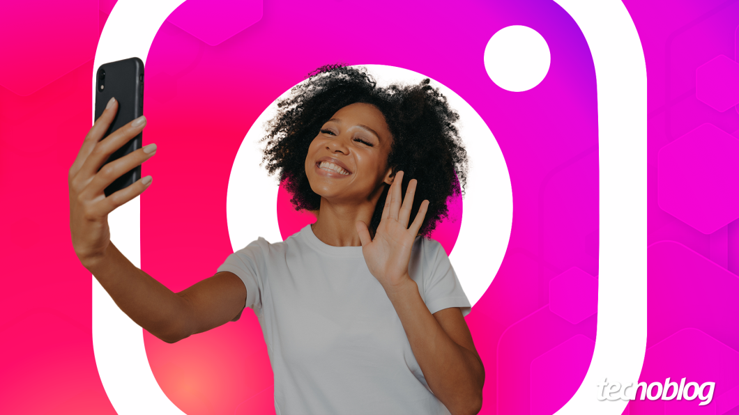 Uma moça possando na frente do celular e ícone do Instagram ao fundo