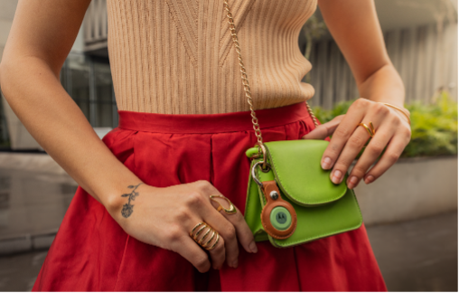 Moto Tag afixado em bolsa